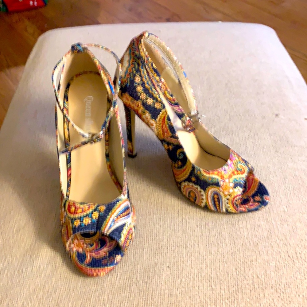 Queens Paisley Strappy Heels, 7.5/38 NWOT